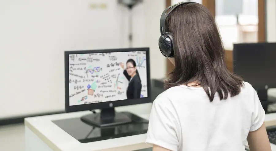 Hybrid Classes How do they Work, and are they Right for You Online classes have experienced dramatic growth in the last ten years. According to a 2016 survey by Babson Survey Research Group, 25% of all students in the United States are enrolled in